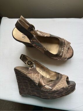 BKE Wedge Peep-Toe Metallic slingback Sandals with sequin, textured fabric 5.5